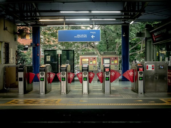 Comment planifier une visite des monastères orthodoxes perchés en Grèce?